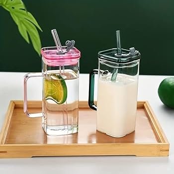 Tasse de jus en verre avec couvercle et paille