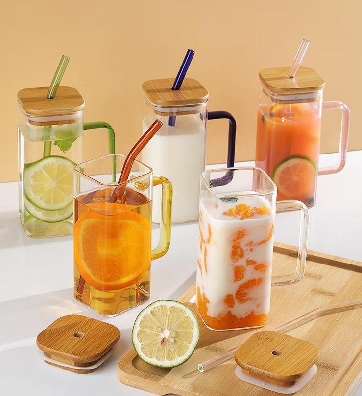 Tasse de jus en verre avec couvercle et paille