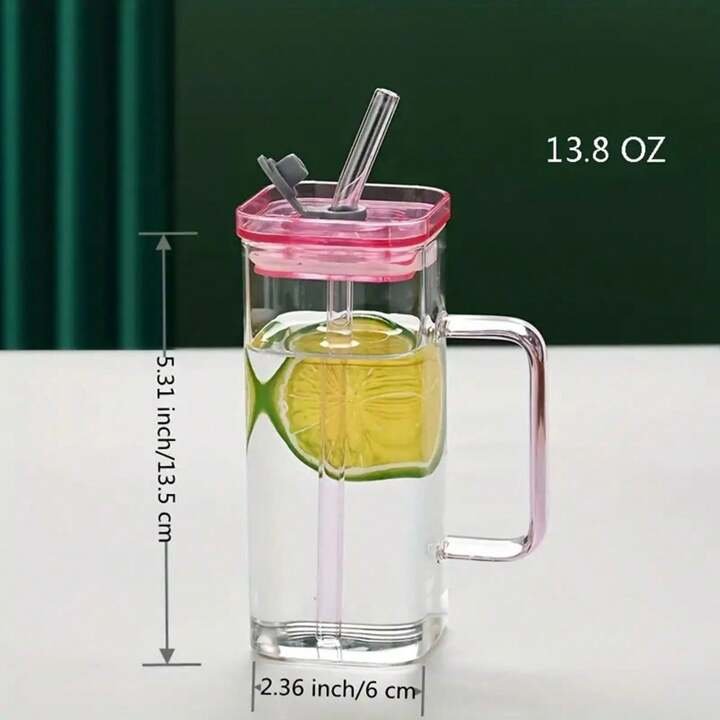 Tasse de jus en verre avec couvercle et paille