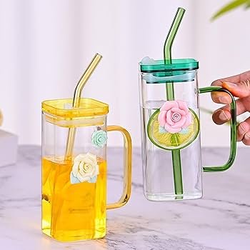 Tasse de jus en verre avec couvercle et paille