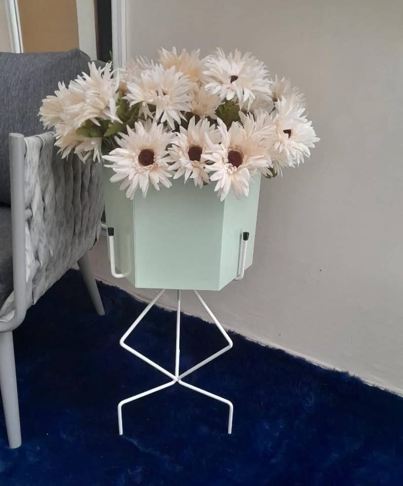 Pot de fleurs en métal sur pied