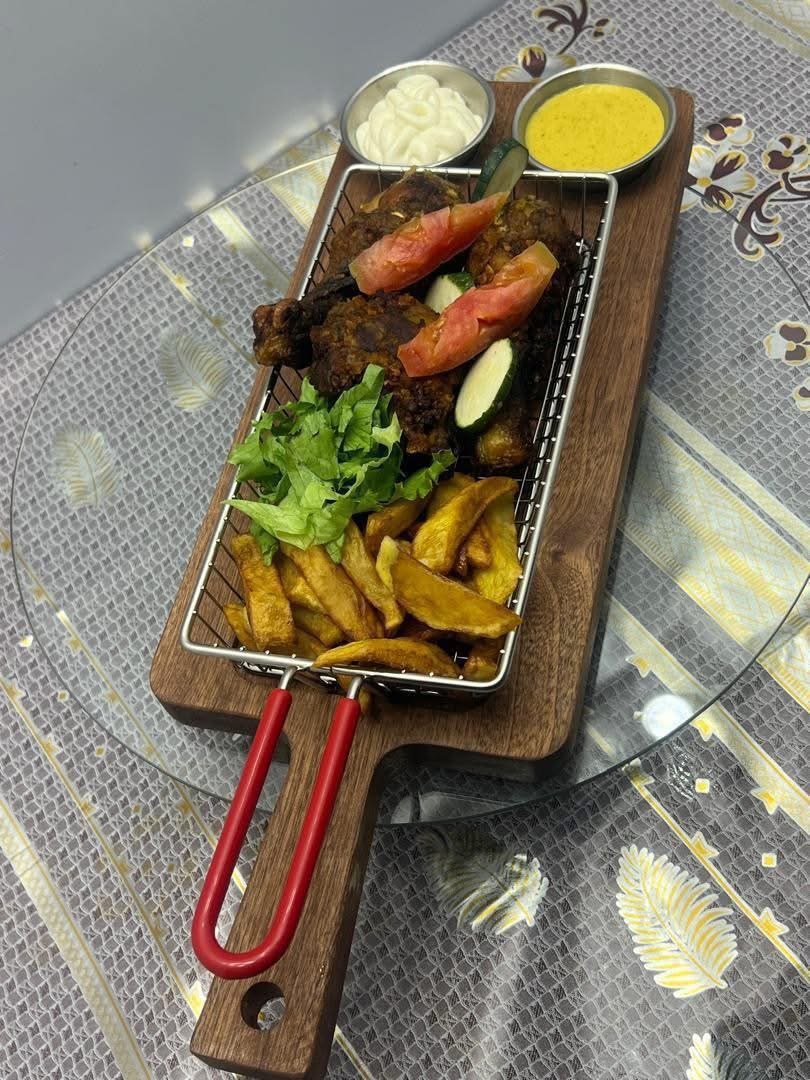 Ensemble plateau en bois , panier métallique et deux mini pot pour sauce