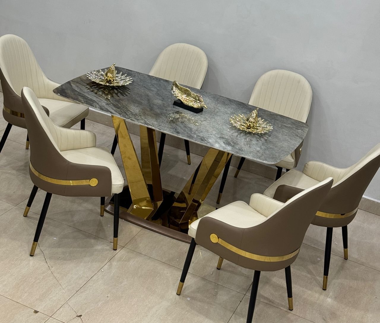 Table à manger effet marbre et 6 chaises en cuir