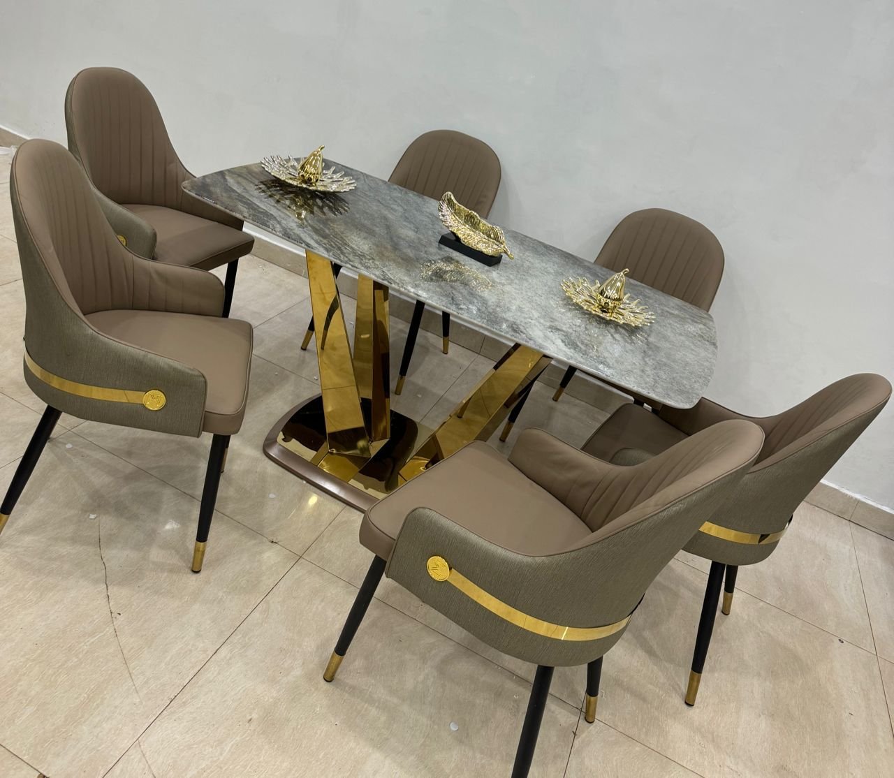 Table à manger effet marbre et 6 chaises en cuir